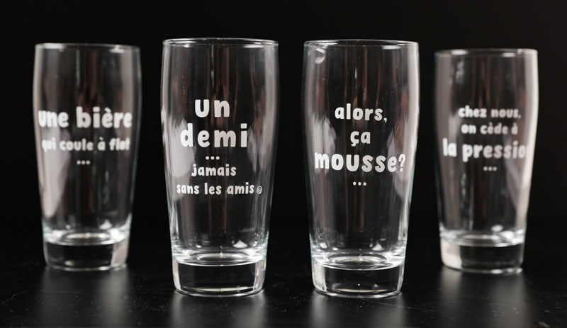 4 verres à bière une bière qui coule à flot