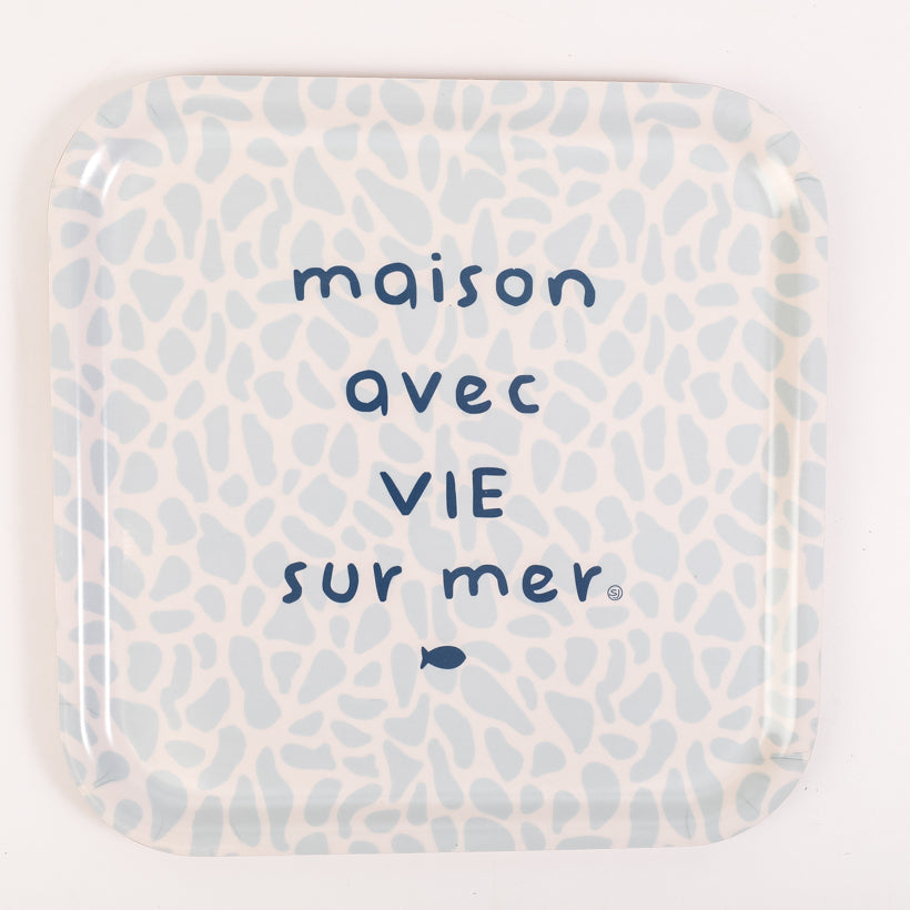 Plateau carré maison avec vie sur mer