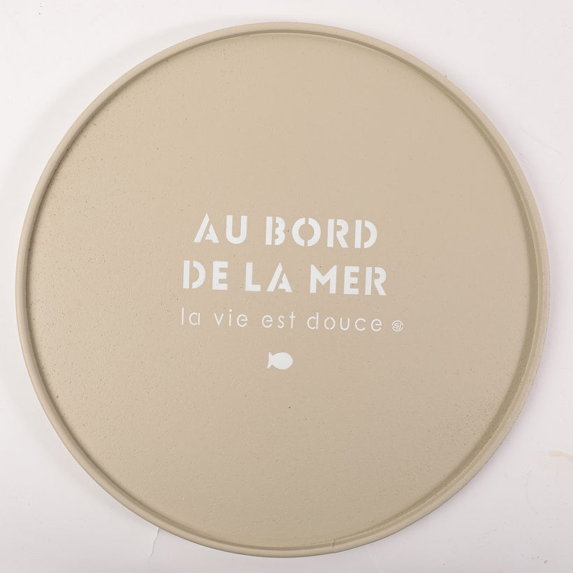 Plateau liège rond au bord de la mer