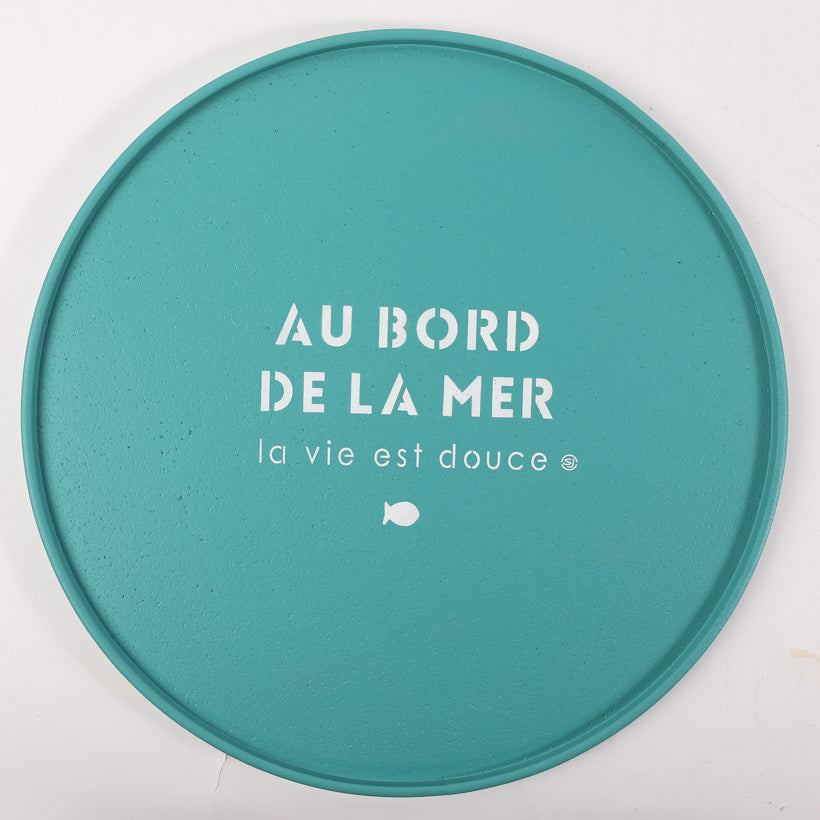 Plateau liège rond au bord de la mer