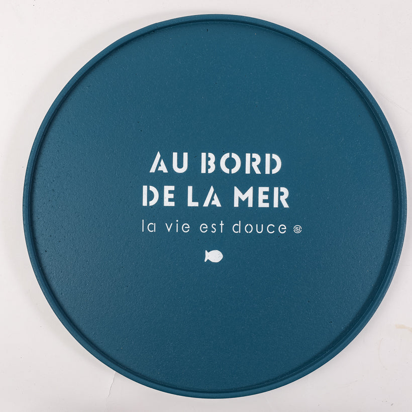 Plateau liège rond au bord de la mer