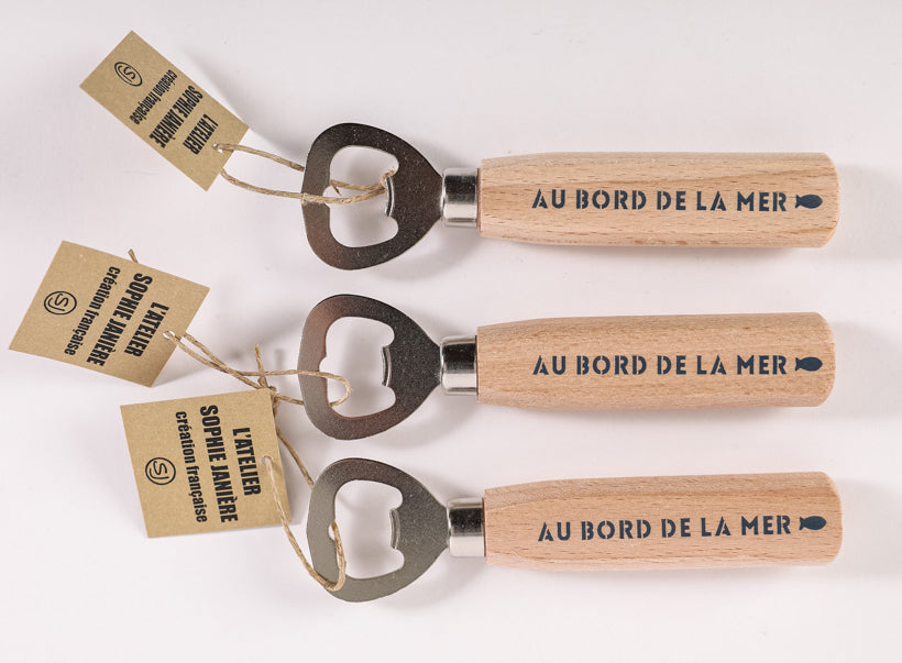 Décapsuleur au bord de la mer