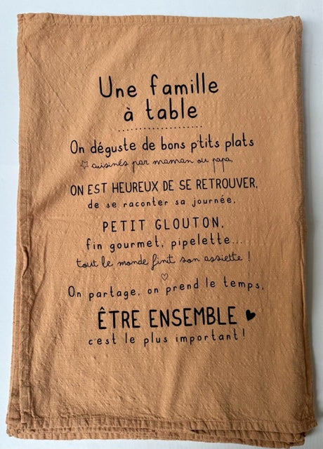 Torchon une famille à table