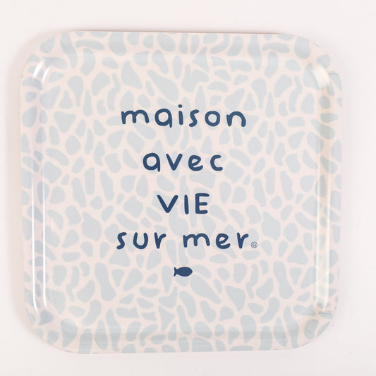 Plateau carré maison avec vie sur mer